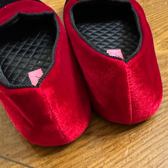 Betsey Johnson Velvet Lips Slippers Sz 7 8 Medium Red & Black Quilted Insole EUC - Picture 5 of 9